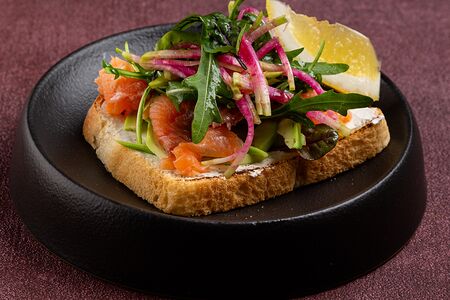 Брускетта с лососем и авокадо