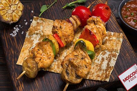 Мини-шашлычки из курицы с грибами и перцем