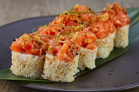 Ролл №23 с тартаром из мурманского лосося, сливочным сыром