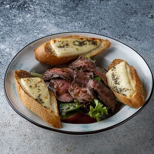 Салат с ростбифом, запечённым сулугуни на тосте и медово-горчичным соусом