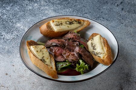 Салат с ростбифом, запечённым сулугуни на тосте и медово-горчичным соусом