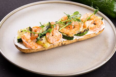 Брускетта с креветками и цукини