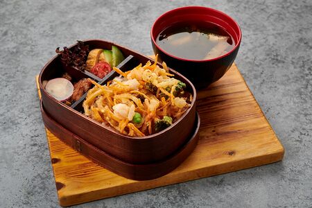 Бенто креветки какияге и мисо-суп