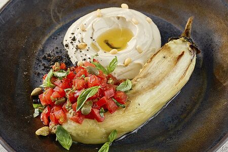 Баклажан с тхиной и томатами конкассе