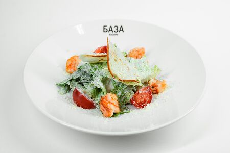 Салат Цезарь с тигровыми креветками