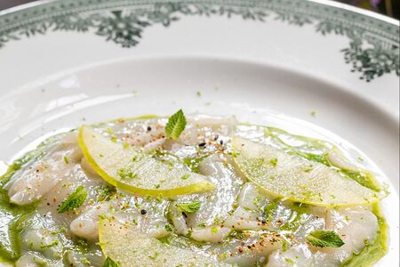 Крудо из гребешка с заправкой из трав