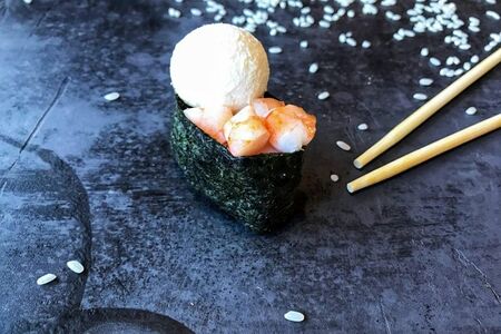 Гункан сырный с креветкой