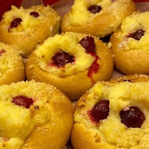 Ватрушка с творогом и вишней (1 шт.)