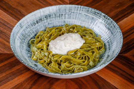 Зеленая паста в соусе песто и сыром страчателла