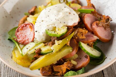 Салат Хангри Дог с жареными грибами