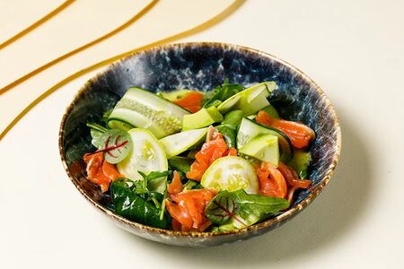 Салат с лососем и соусом из огурца