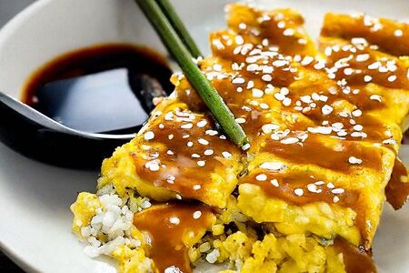 Японский скрэмбл с кунжутом и соусом терияки