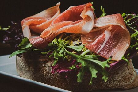 Брускетта с пармской ветчиной