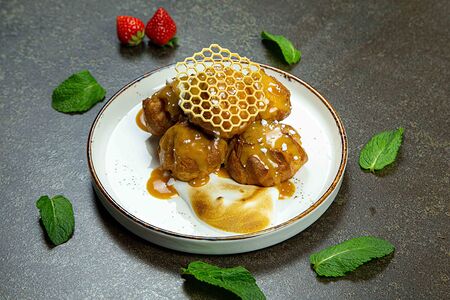 Профитроли с заварным кремом и соленой карамелью