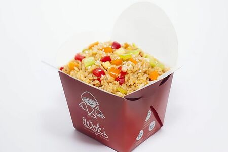 Китайский жареный рис овощами и чесноком