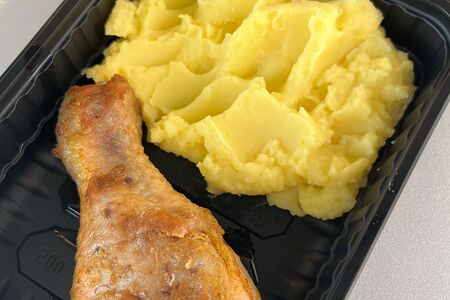 Курица жареная с картофельным пюре