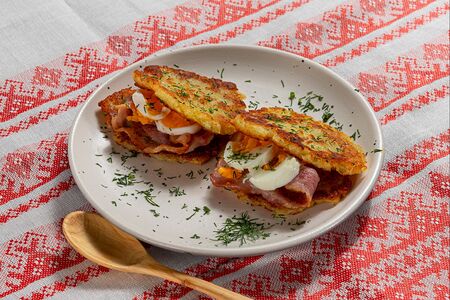 Драники с беконом и яйцом