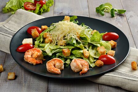 Салат Цезарь с креветками