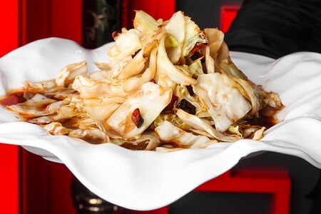 Жареная тонко нарезанная капуста в соусе