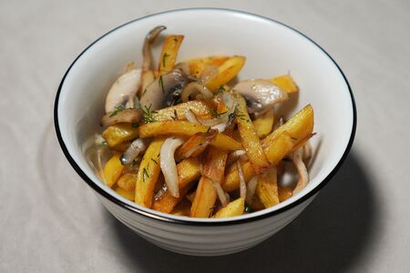 Картофель жареный с лучком и грибами