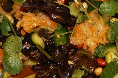 Салат с черными и белыми древесными грибами