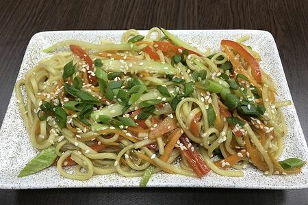 Яичная острая лапша с овощами и спайси соусом