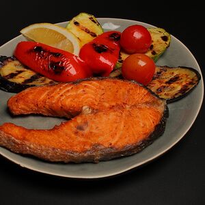 Стейк из лосося с овощами гриль