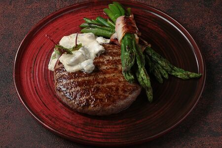 Бифштекс со спаржей