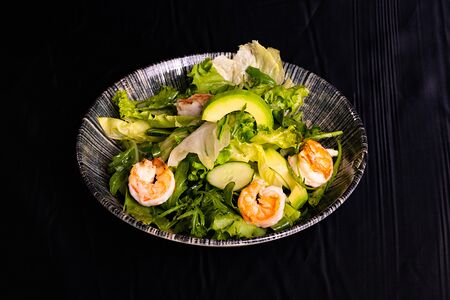 Салат с креветками и авокадо