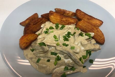 Говяжий язык в сливочно-гребном соусе с картофелем Айдахо