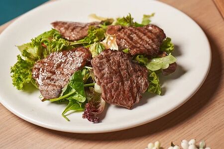 Тёплый салат с телятиной и овощами