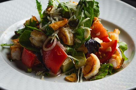 Салат с креветками, авокадо и томатами