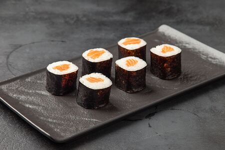 Ролл с лососем