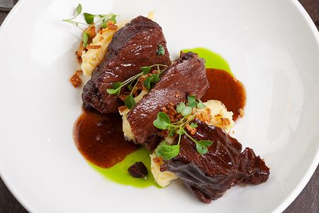 Телячьи щечки с картофельным пюре