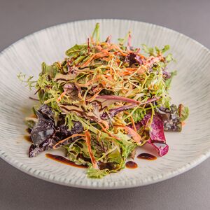 Теплый салат с куриной печенью и вешенками