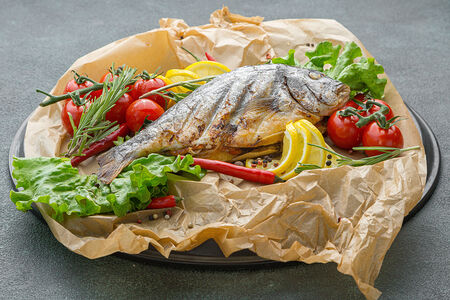 Дорадо целая на углях