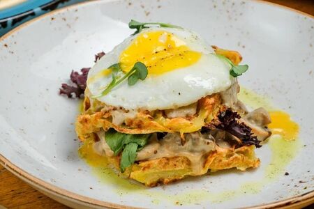 Завтрак на картофельных вафлях с жюльеном