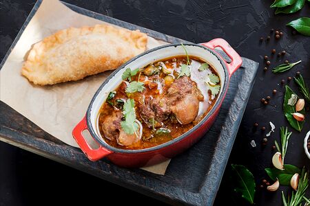 Похлебка из томленых бычьих хвостов в стиле Буэнос-Айрес