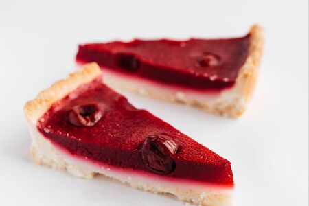 Вишнёвый тарт с кокосовым слоем без глютена и сахара