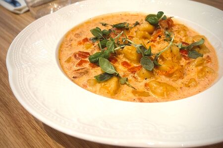 Картофельные галушки с мясом краба