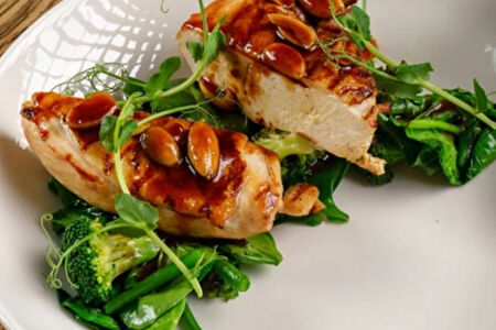 Куриная грудка с миндалем и зеленью