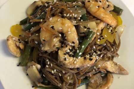 Соба с креветкой и курицей в сладком соусе чили