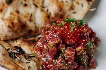 Тартар из говядины с картофельной лепёшкой и красной икрой