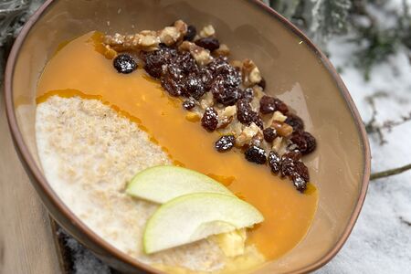 Каша овсяная с домашним джемом из клубники и сухофруктами
