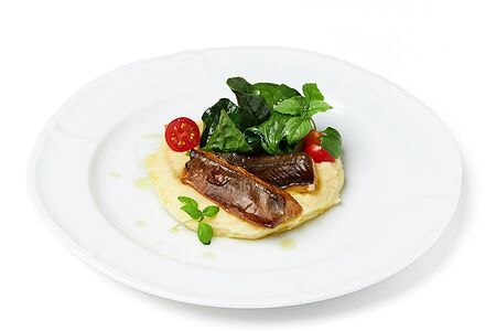Черная треска с картофельным пюре и шпинатом