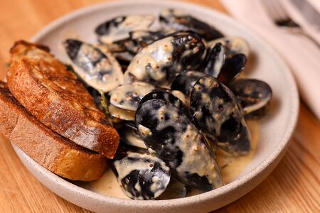 Мидии в соусе горгонзола с чиабаттой из нашей дровяной печи