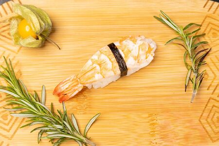 Суши креветка