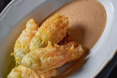 Цветы цукини с крабом и соусом биск