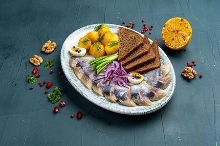 Атлантическая селедка на хрустящих гренках