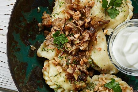 Вареники с картофелем и хрустящими шкварками